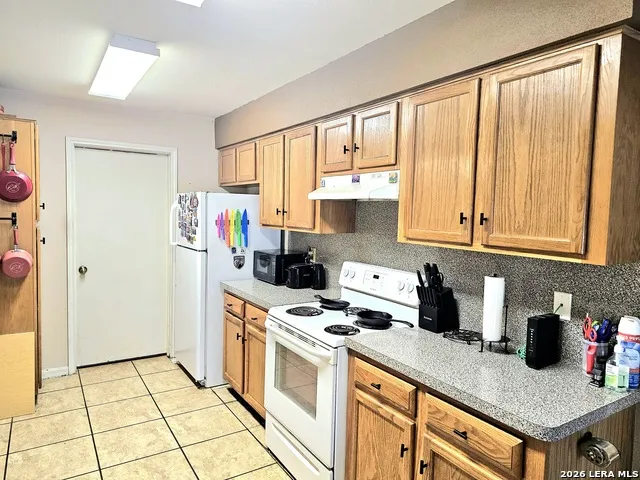 214 CHERRY RDG Floresville, TX 78114