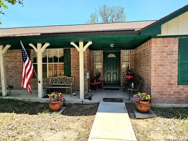 214 CHERRY RDG Floresville, TX 78114