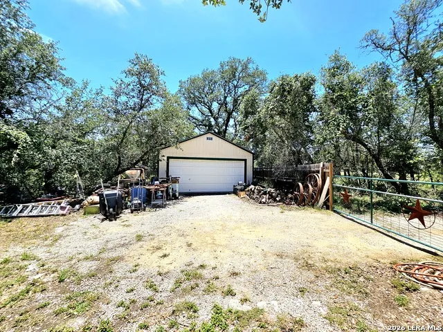 214 CHERRY RDG Floresville, TX 78114