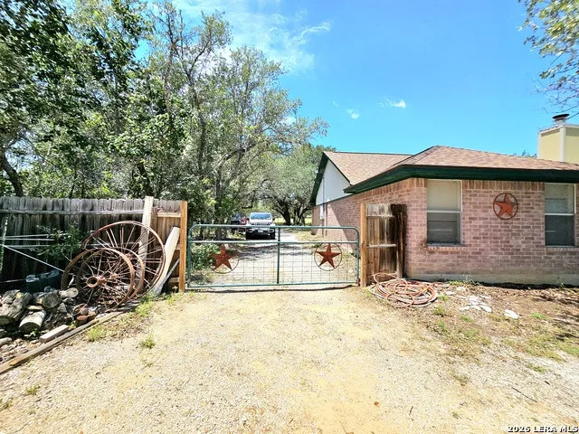 214 CHERRY RDG Floresville, TX 78114