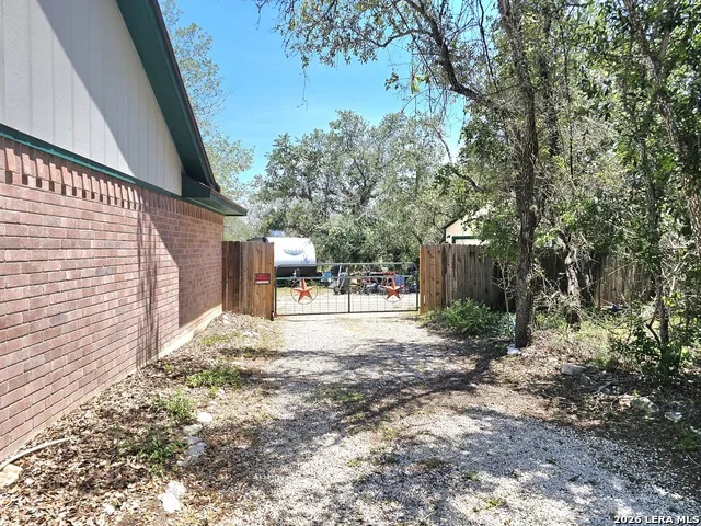 214 CHERRY RDG Floresville, TX 78114