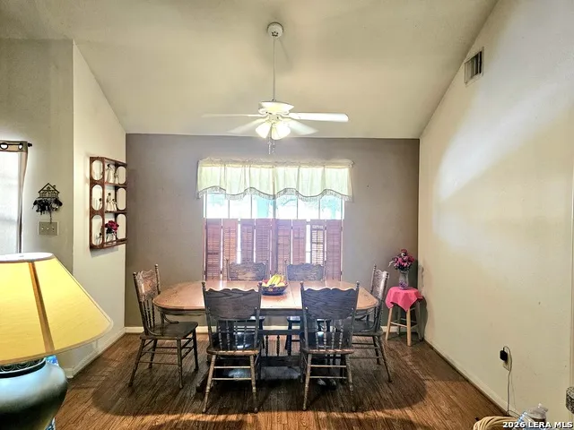 214 CHERRY RDG Floresville, TX 78114