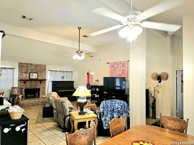 214 CHERRY RDG Floresville, TX 78114