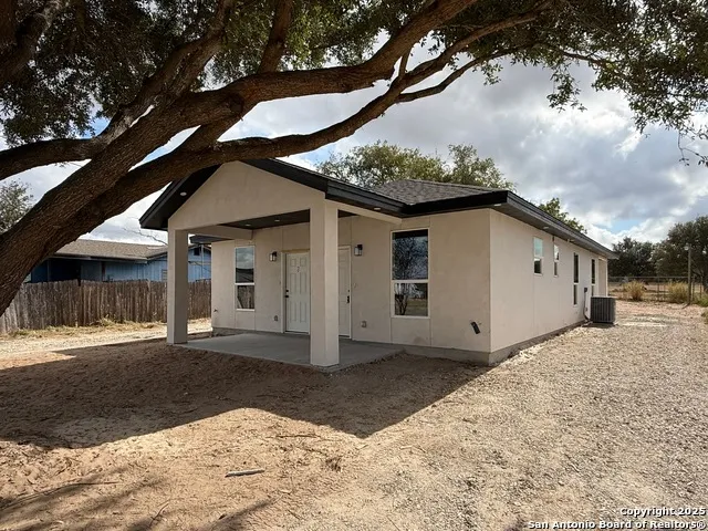 3274 N IH 35 Natalia, TX 78059
