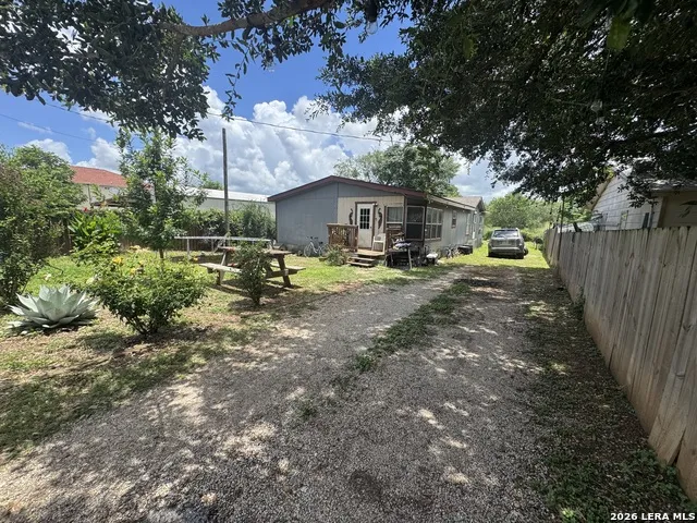 714 Hough Adkins, TX 78101