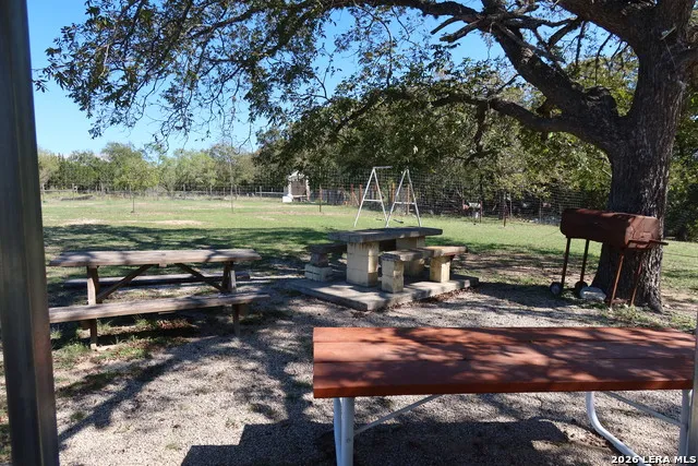 782 Mountain View Dr Bandera, TX 78003
