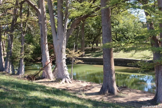 782 Mountain View Dr Bandera, TX 78003