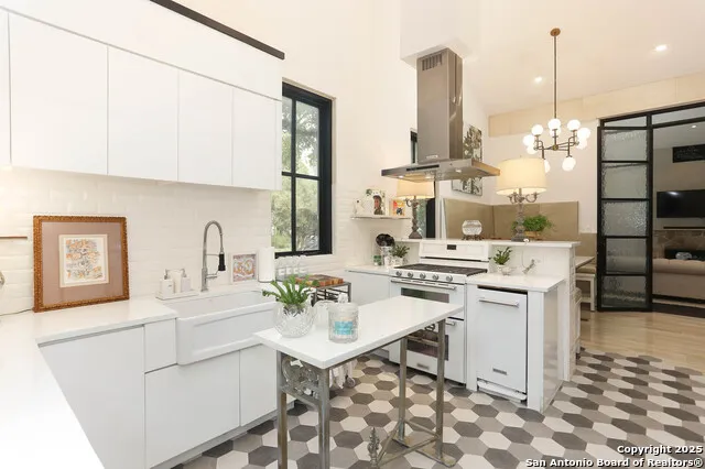 182 E EDGEWOOD PL Alamo Heights, TX 78209