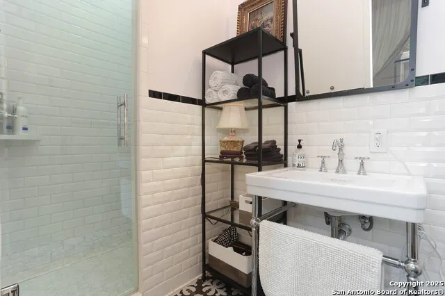182 E EDGEWOOD PL Alamo Heights, TX 78209