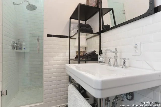 182 E EDGEWOOD PL Alamo Heights, TX 78209