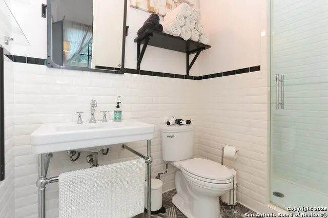 182 E EDGEWOOD PL Alamo Heights, TX 78209