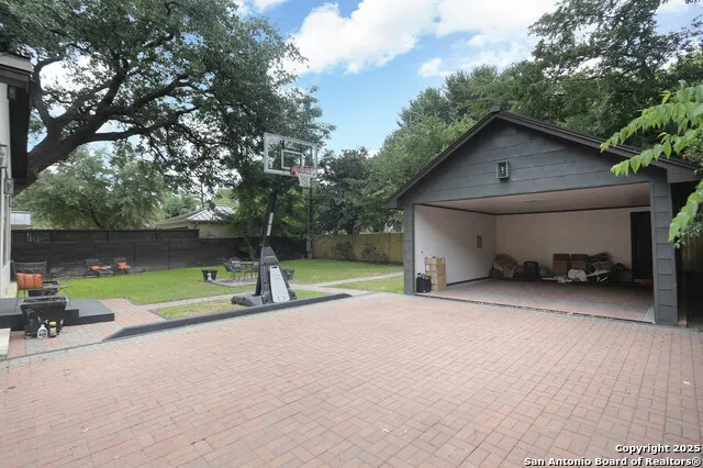 182 E EDGEWOOD PL Alamo Heights, TX 78209