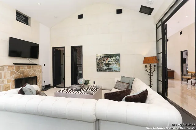 182 E EDGEWOOD PL Alamo Heights, TX 78209