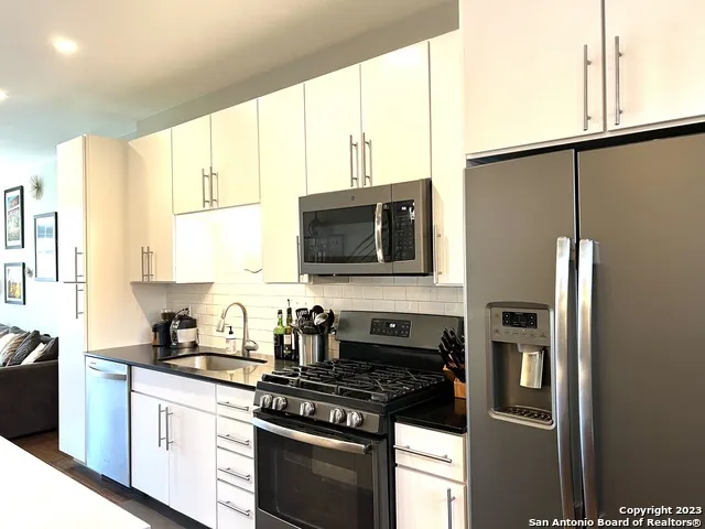 946 E Josephine St San Antonio, TX 78208