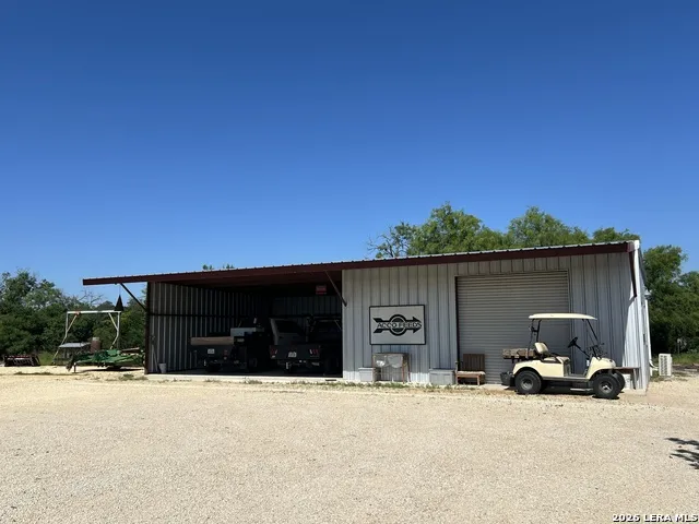 6624 W FM 2200 Moore, TX 78057