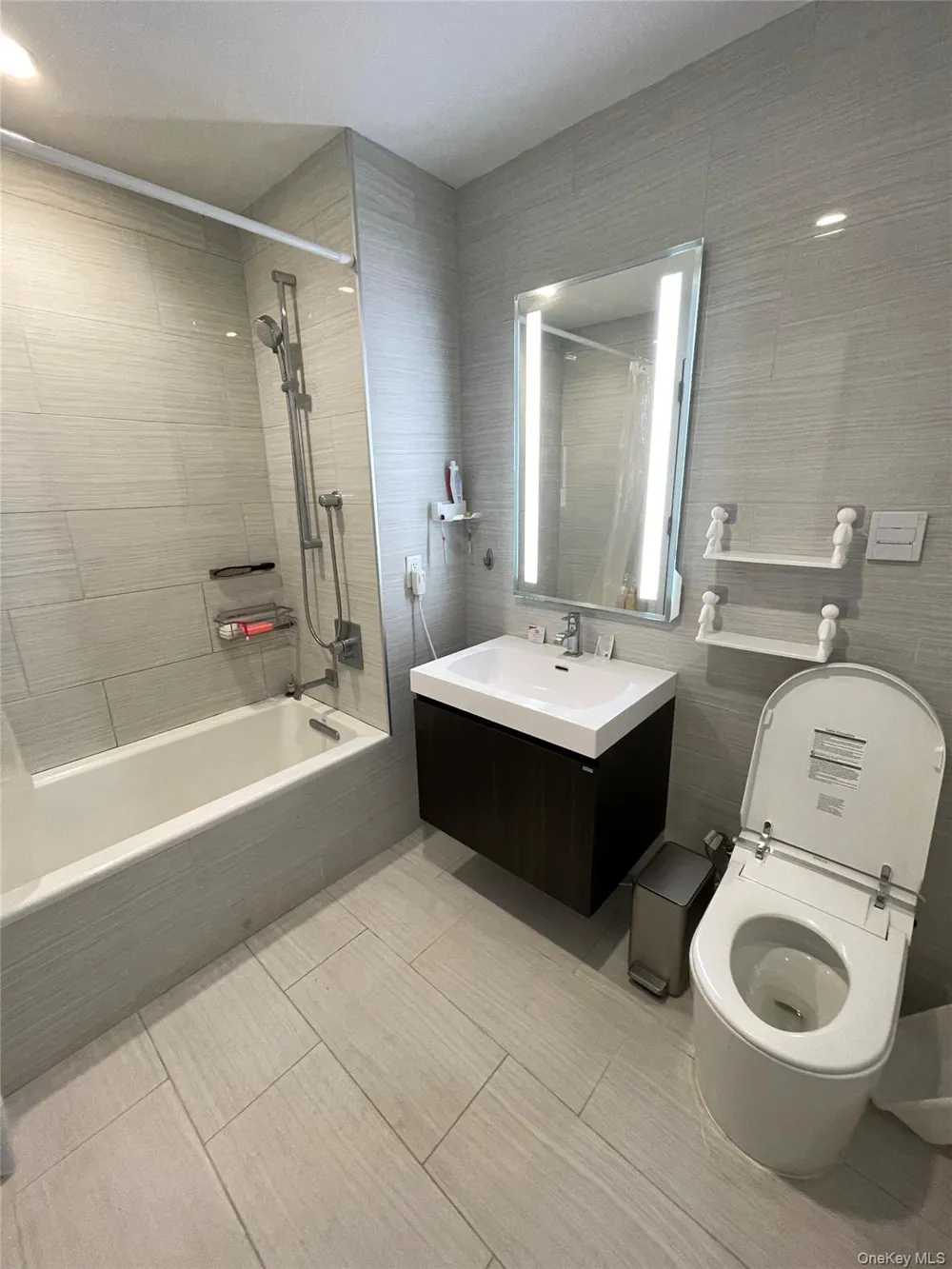 131-05 40th Road #15M Flushing, NY 11354
