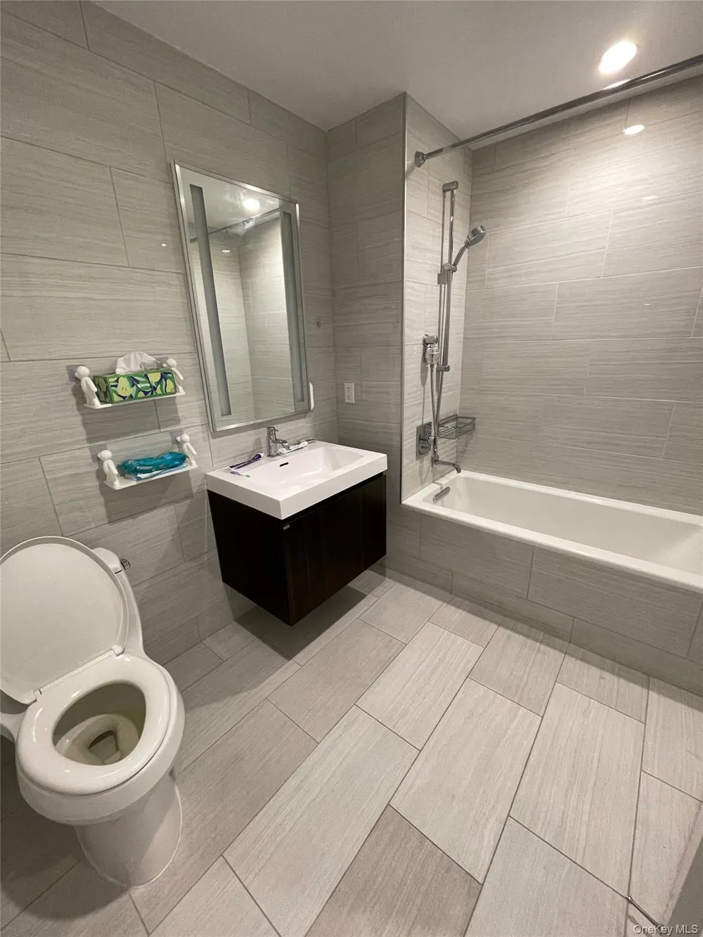 131-05 40th Road #15M Flushing, NY 11354
