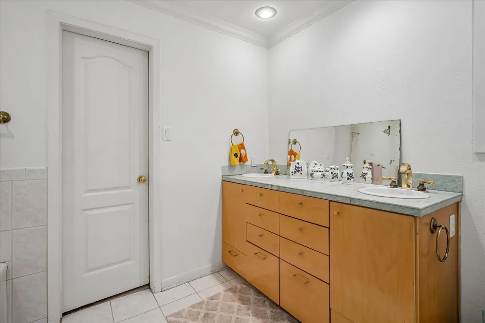 7233 Meadow Lake Avenue Dallas, TX 75214