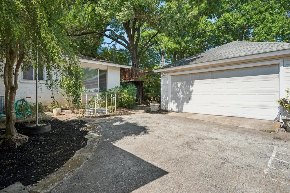 7233 Meadow Lake Avenue Dallas, TX 75214