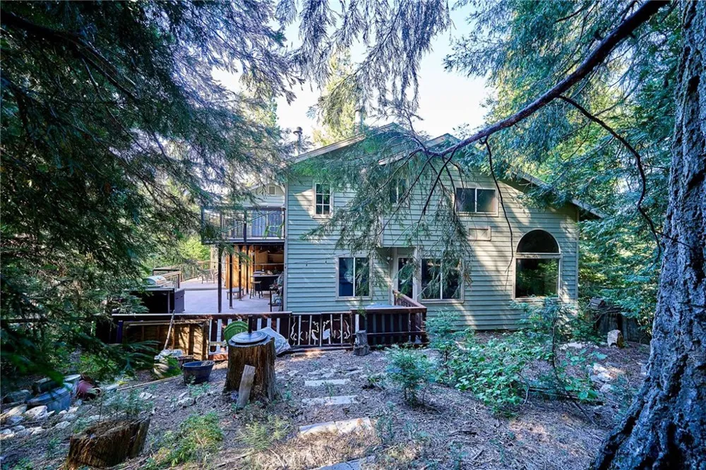 23891 Lakeview Crestline, CA 92325