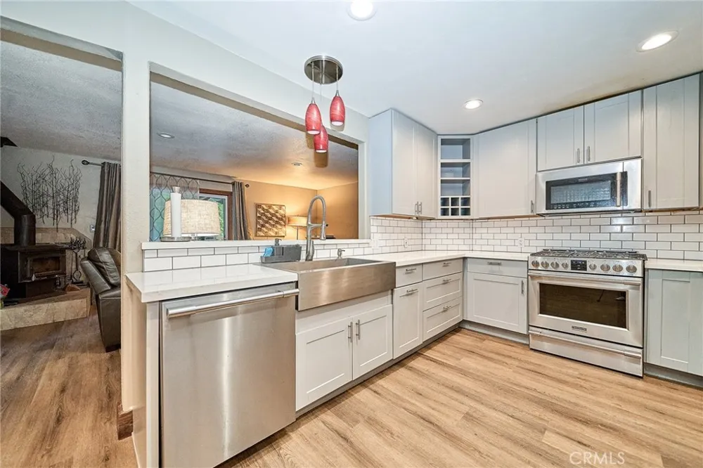 23891 Lakeview Crestline, CA 92325