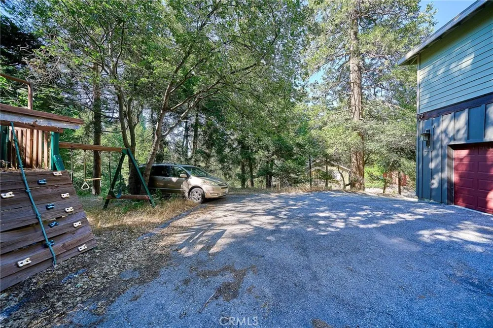 23891 Lakeview Crestline, CA 92325