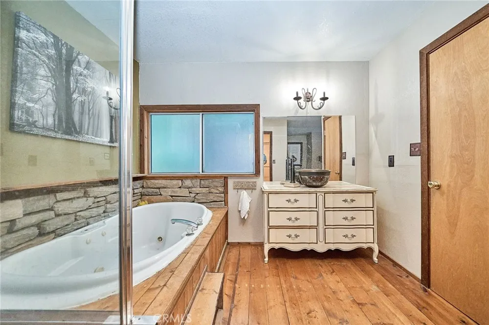 23891 Lakeview Crestline, CA 92325