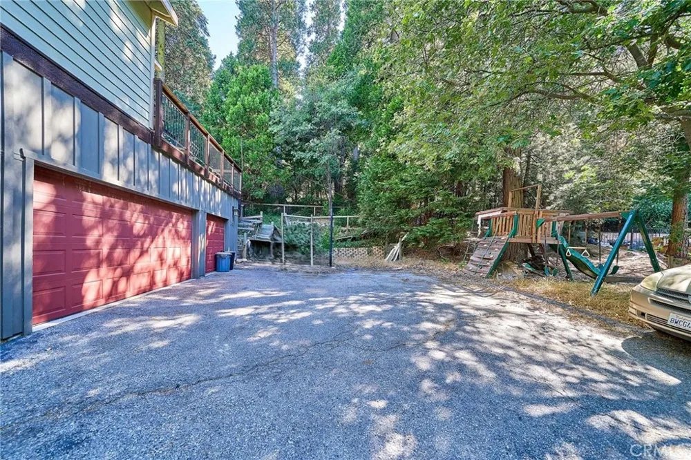 23891 Lakeview Crestline, CA 92325
