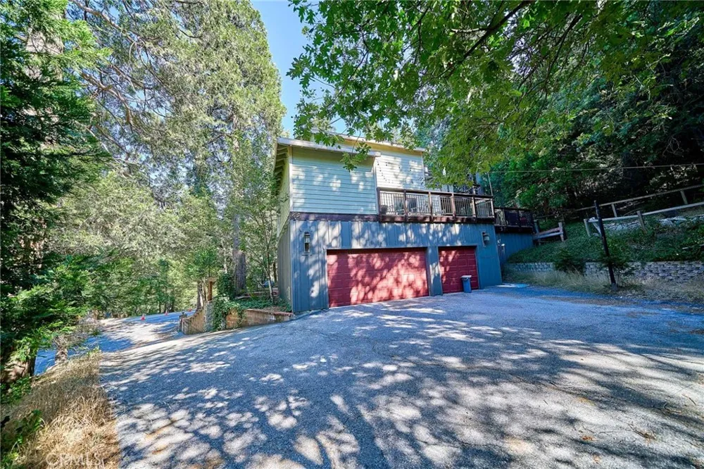23891 Lakeview Crestline, CA 92325
