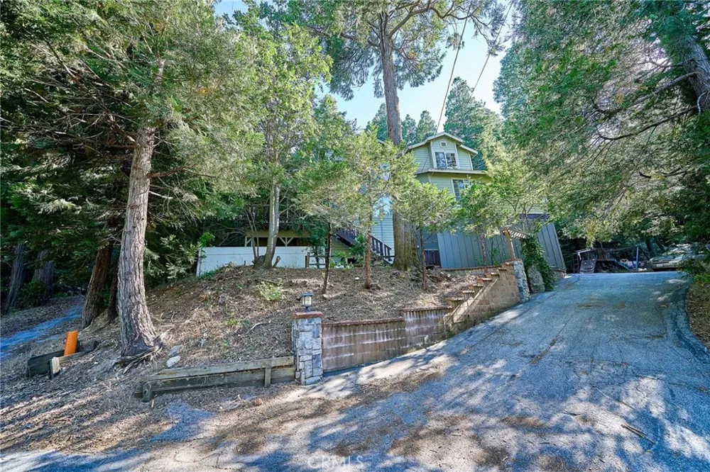 23891 Lakeview Crestline, CA 92325