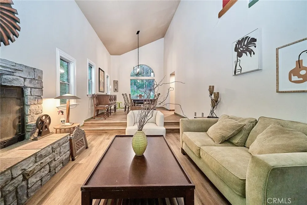 23891 Lakeview Crestline, CA 92325