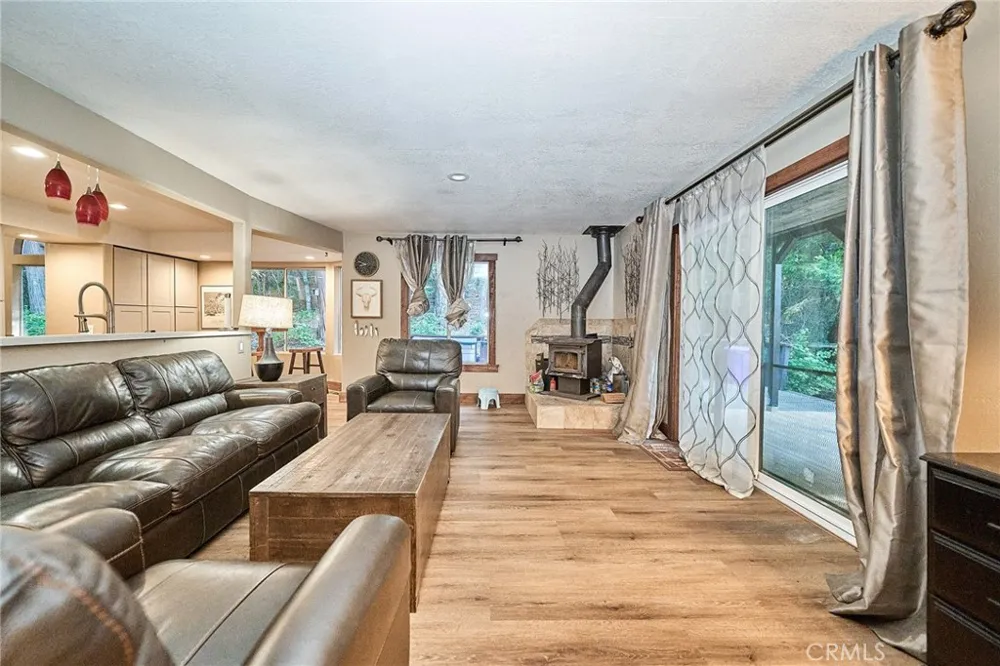 23891 Lakeview Crestline, CA 92325