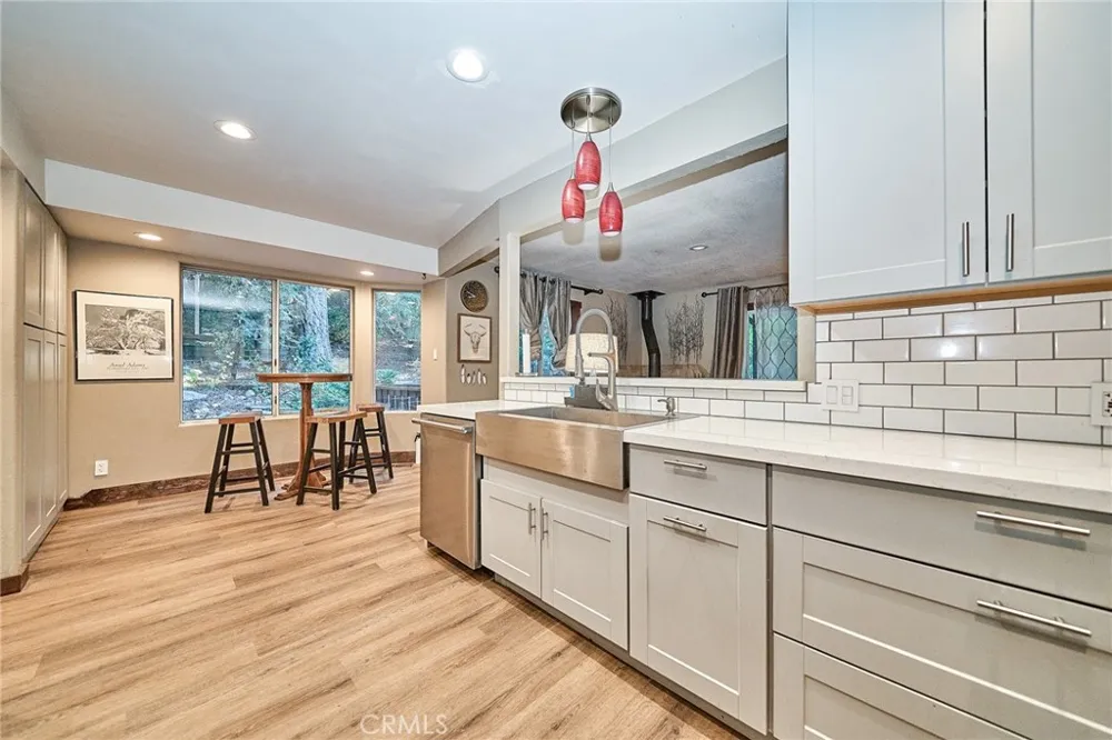 23891 Lakeview Crestline, CA 92325