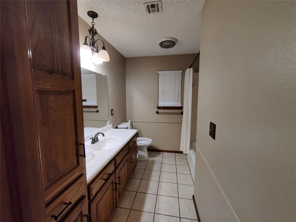 826 SE Quail Ridge Road Bartlesville, OK 74006