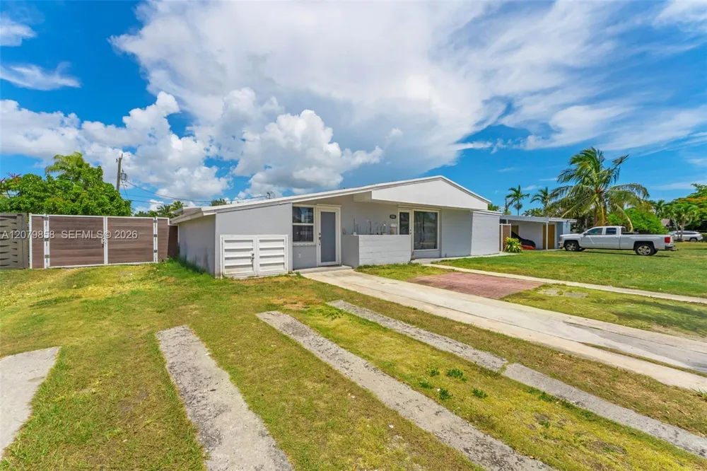 9741 Bahama Dr Cutler Bay, FL 33189