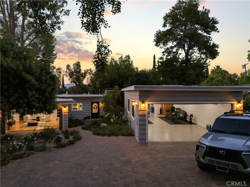 22125 Avenue Morelos Woodland Hills, CA 91364