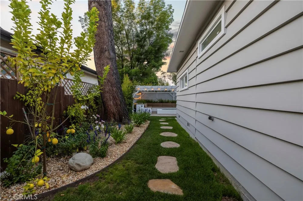 22125 Avenue Morelos Woodland Hills, CA 91364