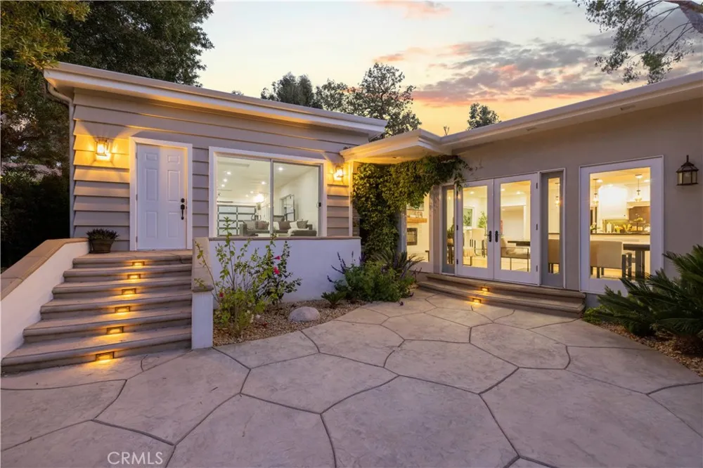22125 Avenue Morelos Woodland Hills, CA 91364