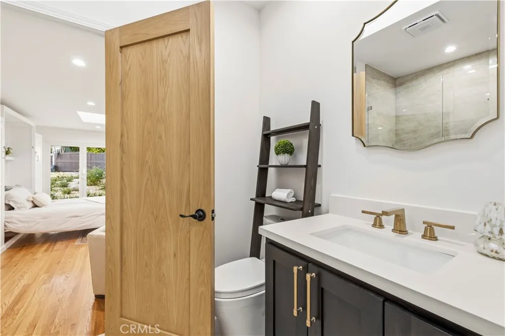 22125 Avenue Morelos Woodland Hills, CA 91364