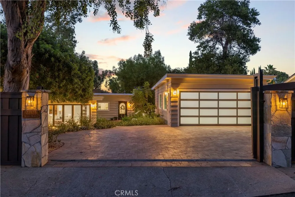 22125 Avenue Morelos Woodland Hills, CA 91364
