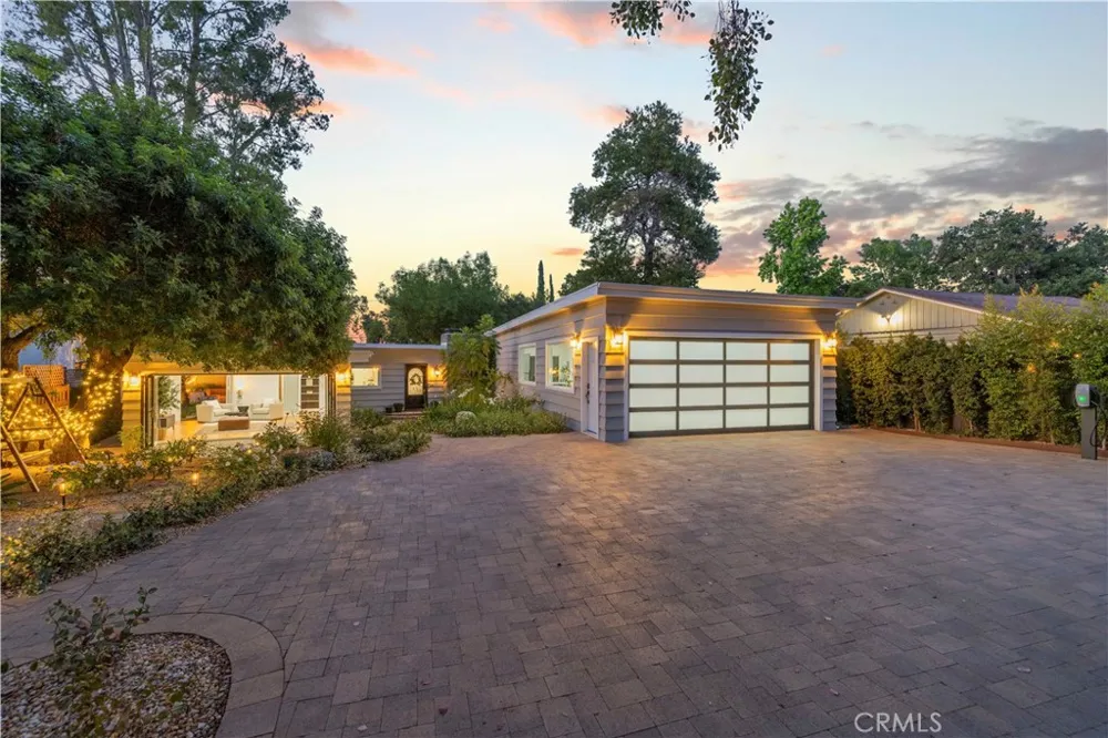 22125 Avenue Morelos Woodland Hills, CA 91364