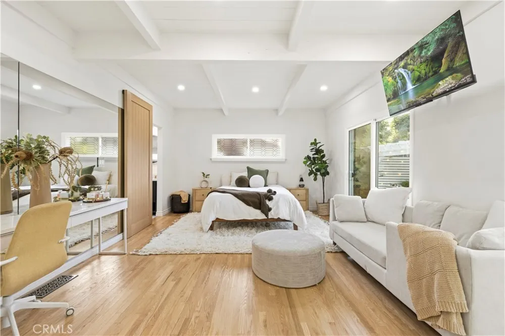 22125 Avenue Morelos Woodland Hills, CA 91364