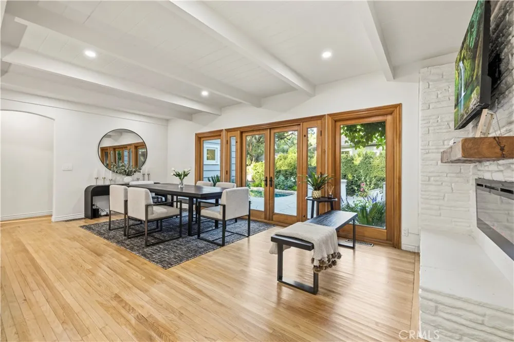 22125 Avenue Morelos Woodland Hills, CA 91364
