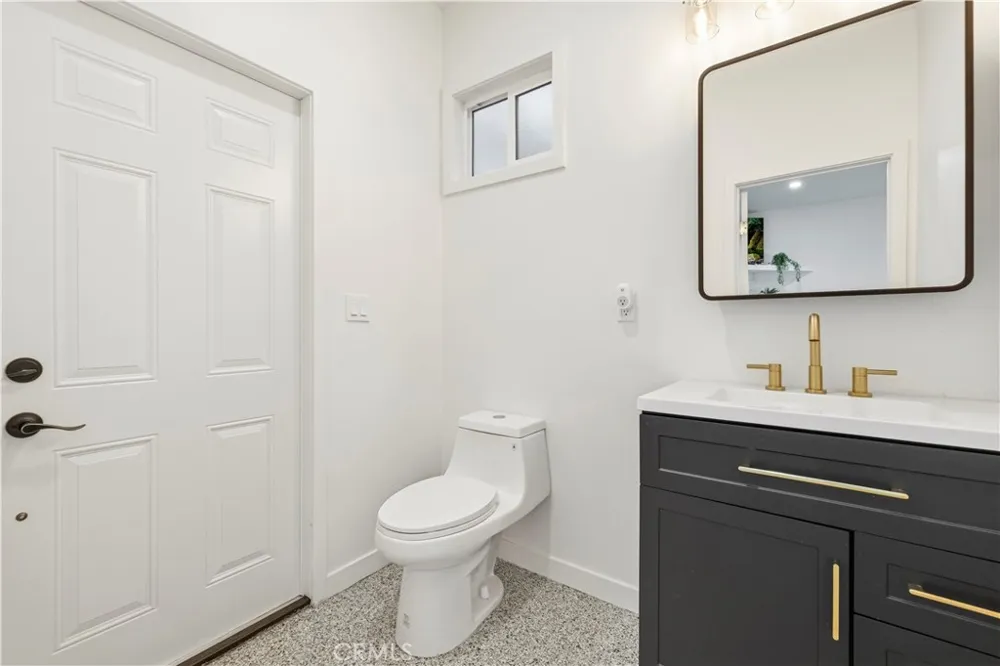 22125 Avenue Morelos Woodland Hills, CA 91364