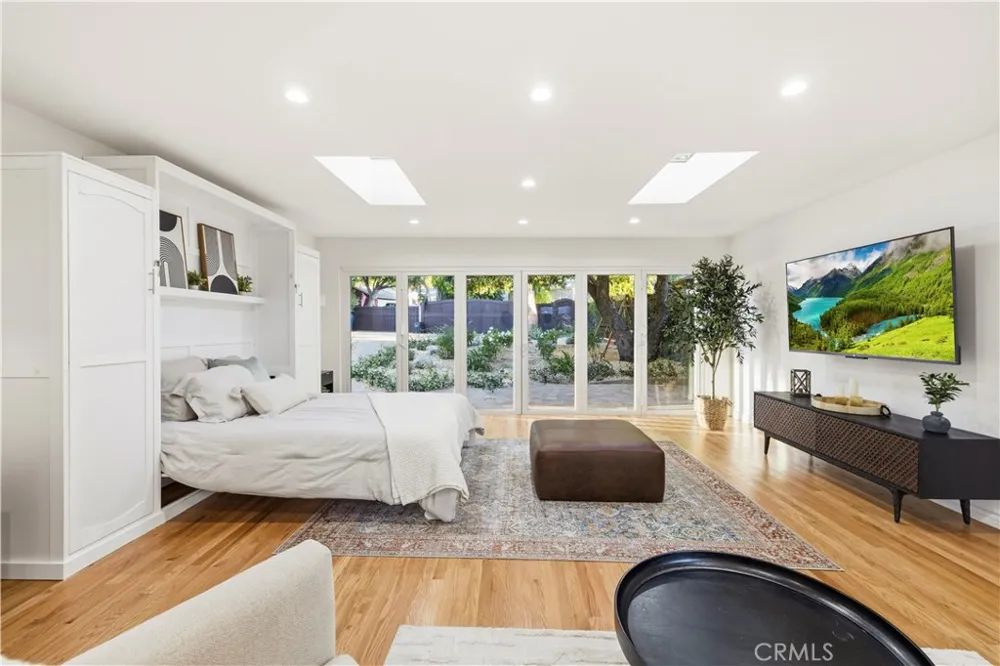 22125 Avenue Morelos Woodland Hills, CA 91364
