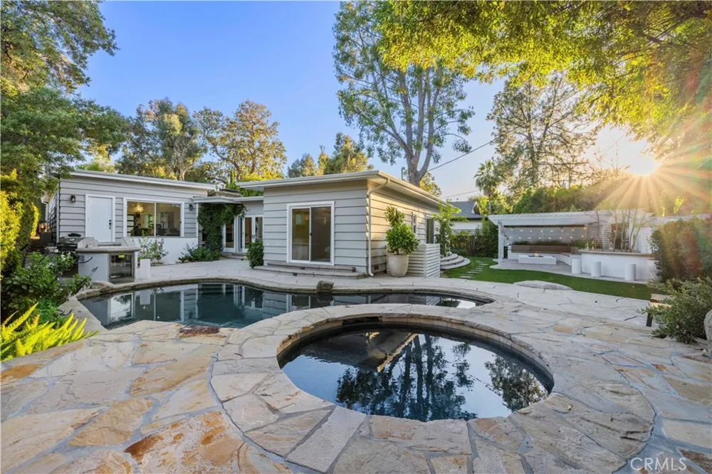 22125 Avenue Morelos Woodland Hills, CA 91364