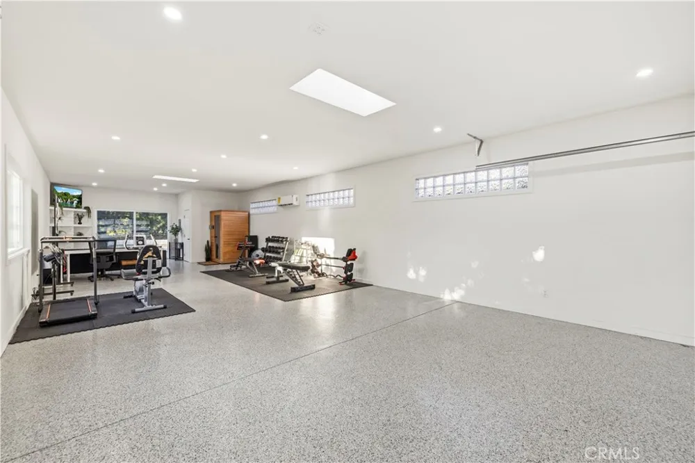 22125 Avenue Morelos Woodland Hills, CA 91364