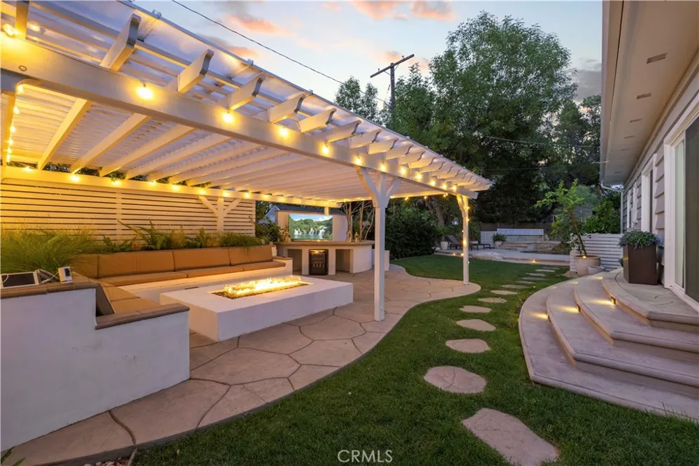 22125 Avenue Morelos Woodland Hills, CA 91364