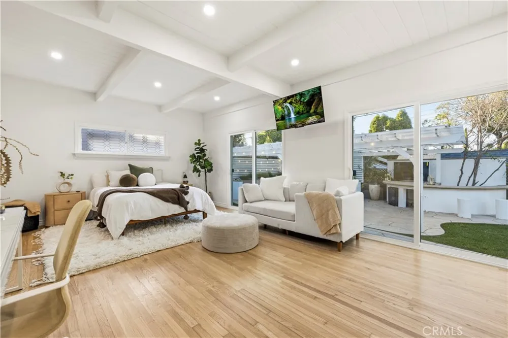 22125 Avenue Morelos Woodland Hills, CA 91364