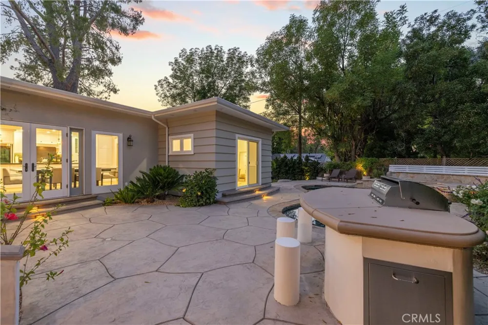 22125 Avenue Morelos Woodland Hills, CA 91364